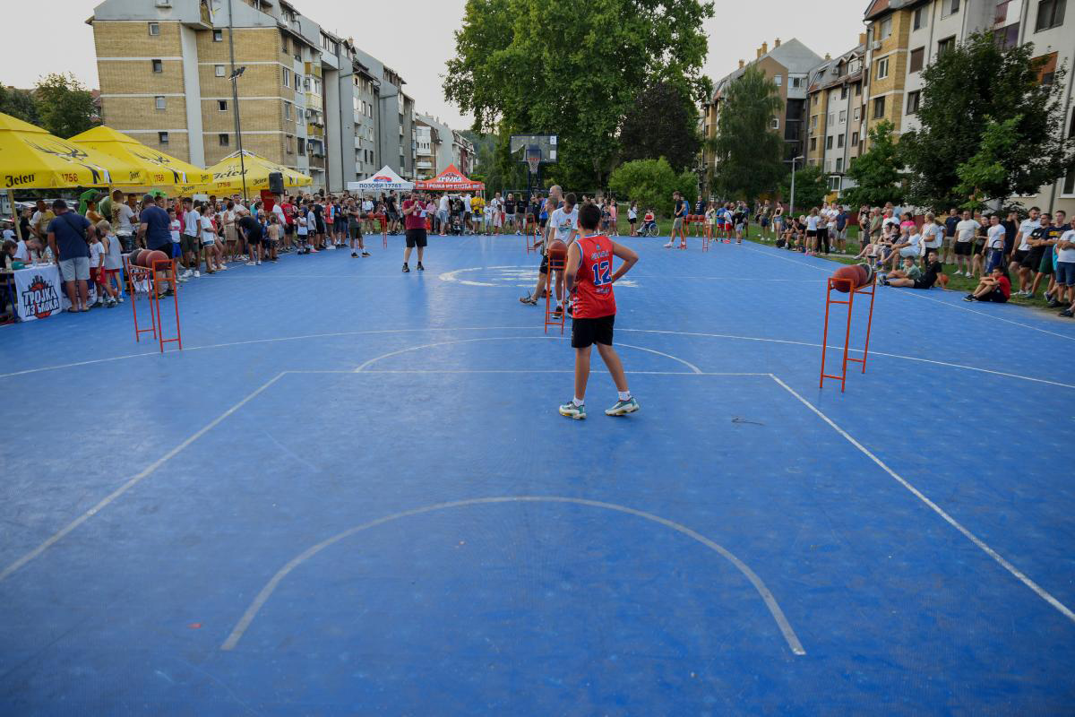 DOBOJ: „Trojka iz bloka“ večeras na Pijeskovima – pomoć za porodicu Lazić