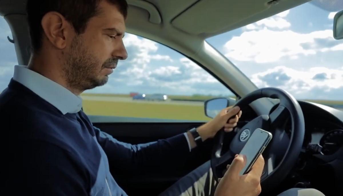 „ILI MOBILNI ILI VOLAN“: Za telefon u vožnji kazna do 400 KM, a ako izazovete nezgodu i do 2.000 KM