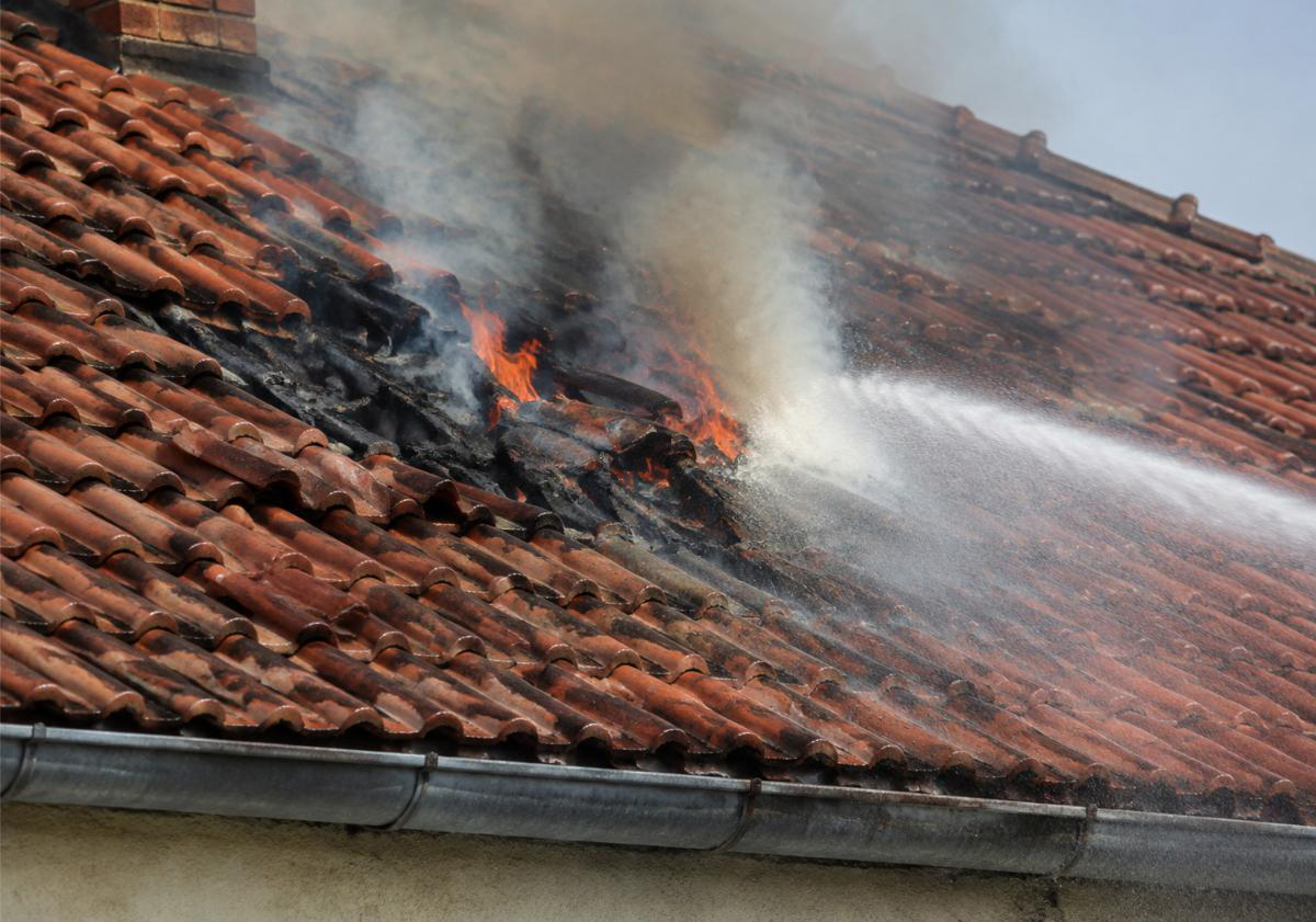 DOBOJ: Požar zahvatio krov kuće u Planama, gorjeli šuma i nisko rastinje u Pridjelu Donjem