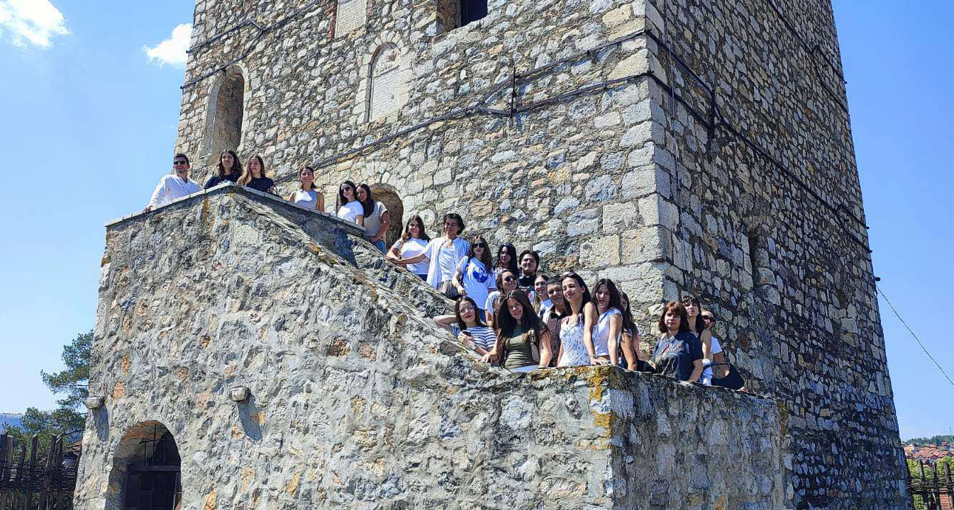 (FOTO) DOBOJ: Gimnazijalke učestvovale na kursu „Istorija srpske kulture“ u Tršiću