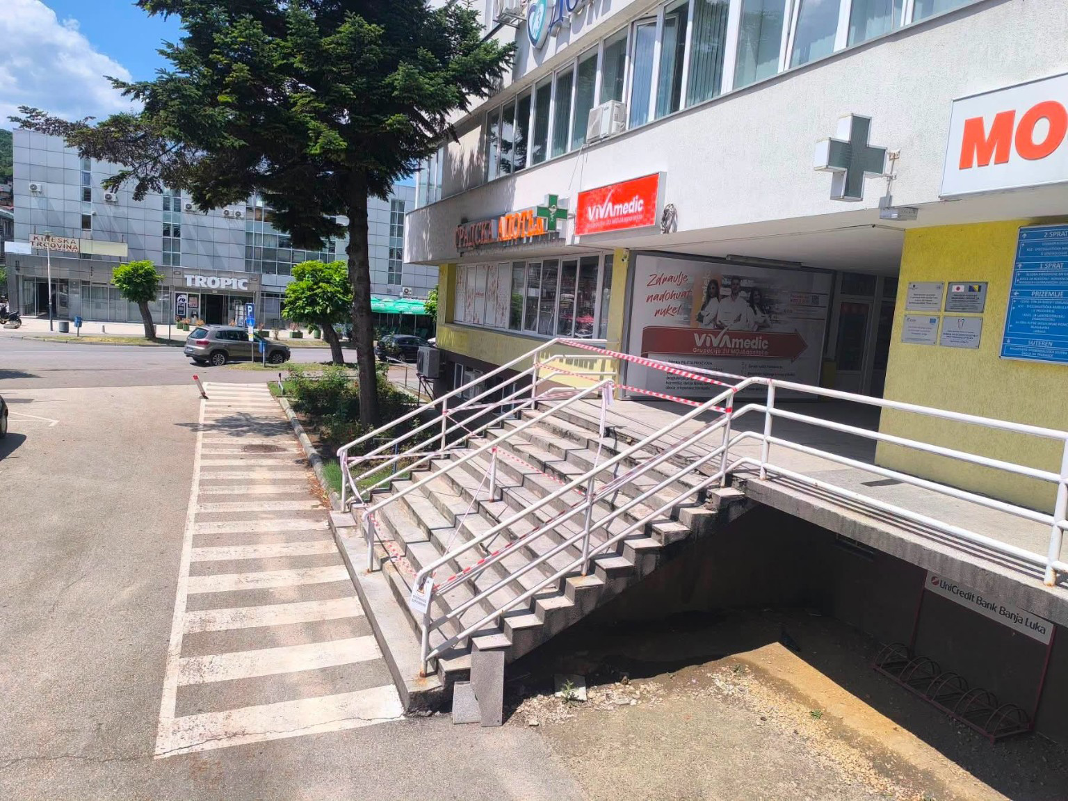 KAKVI SMO TO LJUDI? Uklanjaju traku i prelaze preko oštećenih stepenica ispred Doma zdravlja