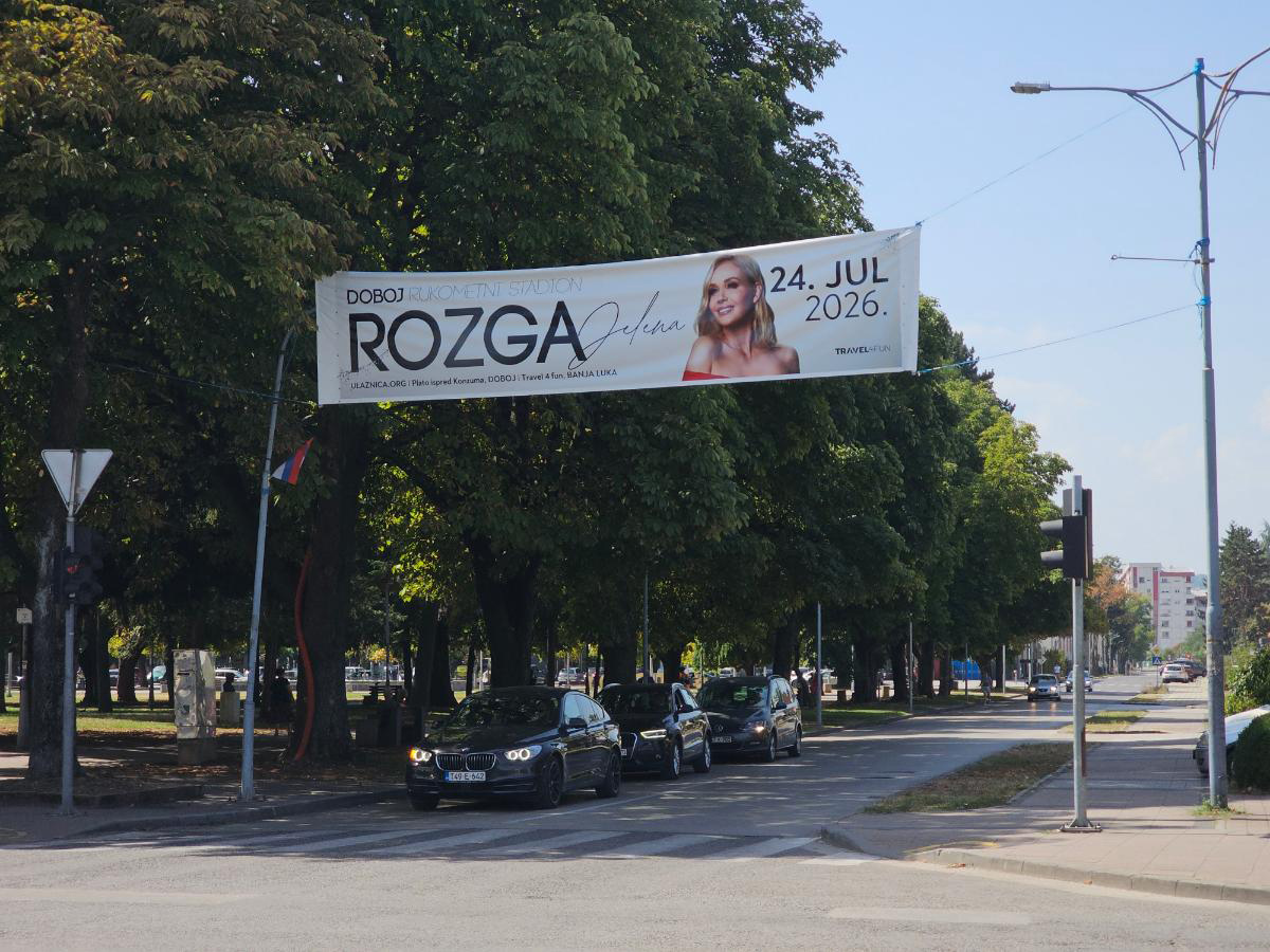 DOBOJ: Koncert prošao, transparent ostao – čeka li se da vjetar obori stub?