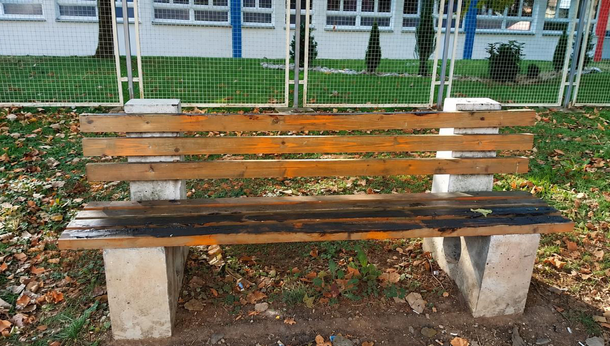 NADLEŽNI, HOĆE LI NEKO OVO OČISTITI? Klupe kod OŠ „Sveti Sava“ umazane mašću