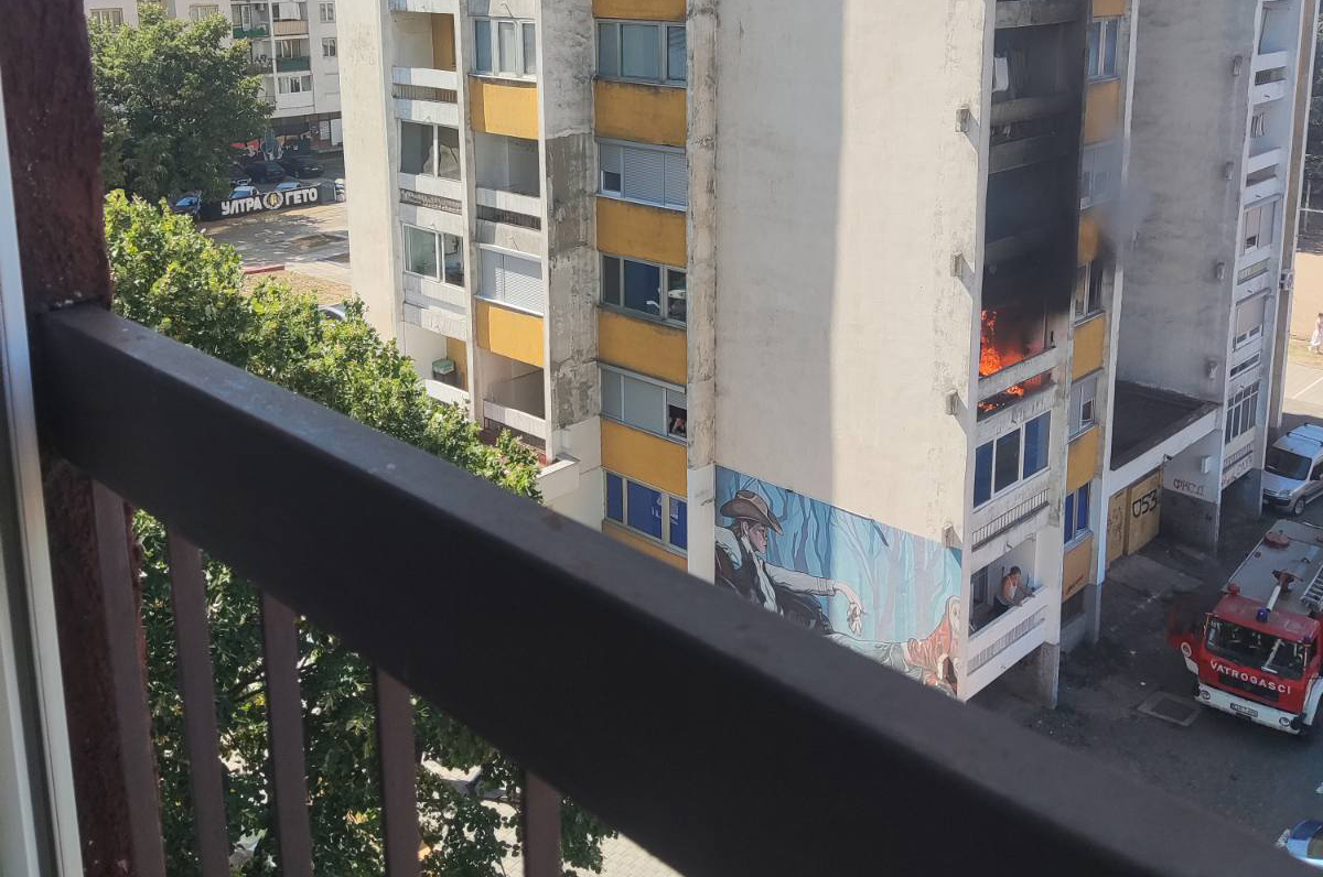 DOBOJ: Požar u stanu u soliteru u Ulici kralja Tvrtka, vatrogasci na terenu