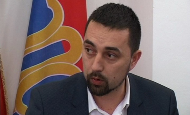 (VIDEO) JERINIĆ PROTIV JERINIĆA: Knjižica koju je napadao sada je njegova