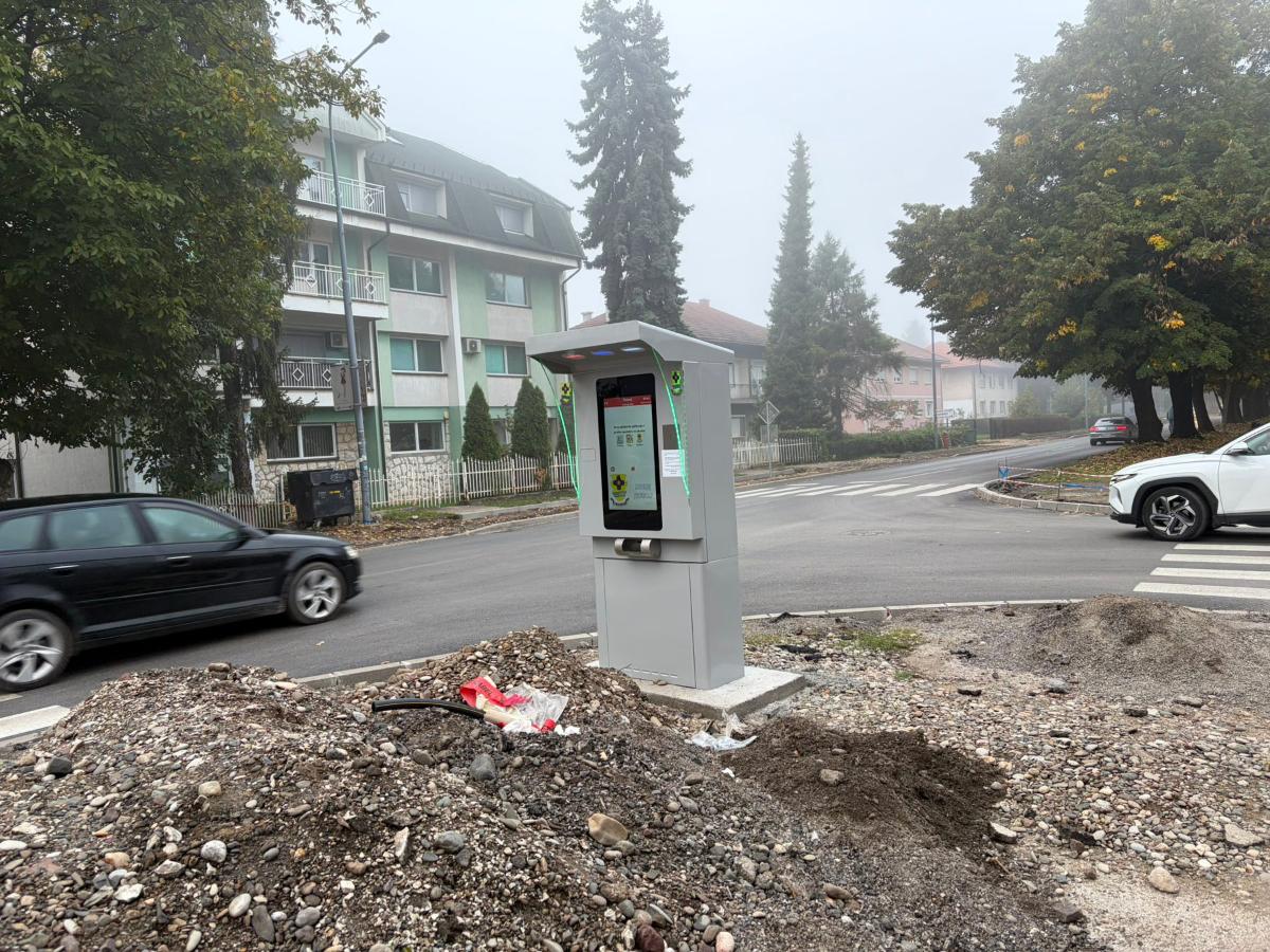 DOBOJ: Parking aparat stoji uz raskrsnicu, a trotoar u Ulici Nikole Pašića još nije završen