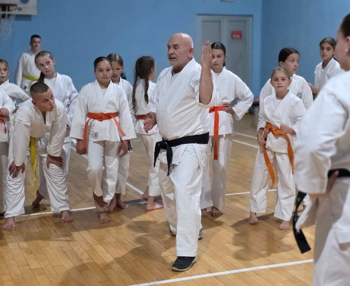 (FOTO) TESLIĆ: Karatisti KK „Vila“ Doboj i KK „Sočin“ učestvovali na seminaru Nenada Gojkovića