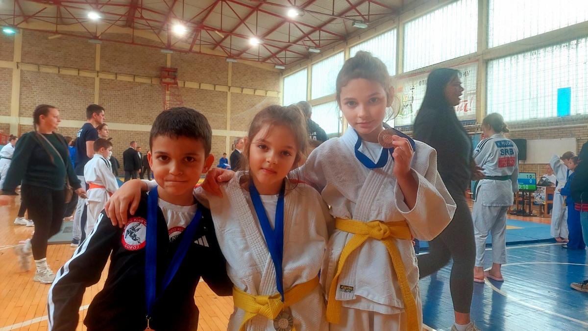 (FOTO) DOBOJ: Tri medalje za Džudo klub Ozren Doboj na međunarodnom turniru u Ugljeviku