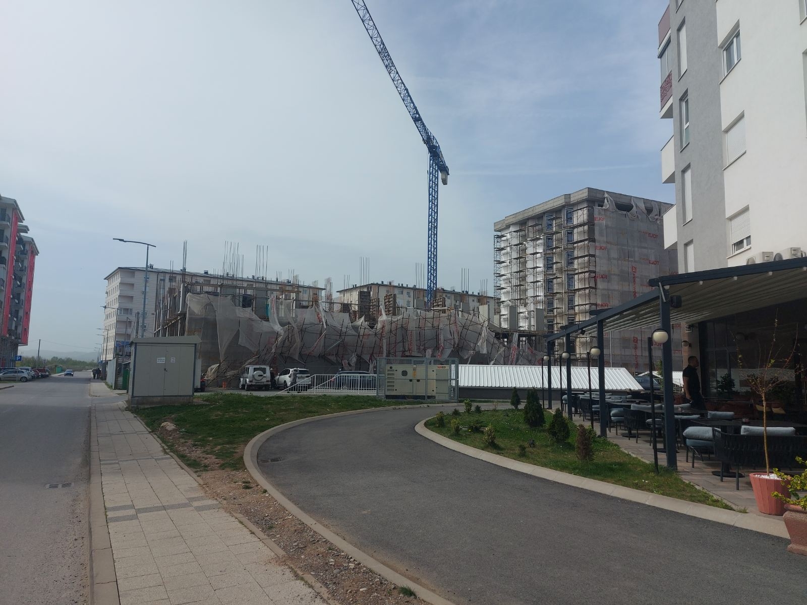 DOBOJ: Jaki vjetar srušio skelu na gradilištu, oštećena parkirana vozila (FOTO)