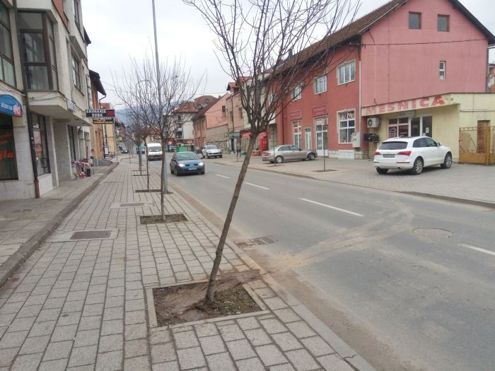 FOTO: Dobojski Info | U DOBOJU NIKAD KRAJA BAHATOSTI: Primitivizam i saobraćajna nekultura. (FOTO)