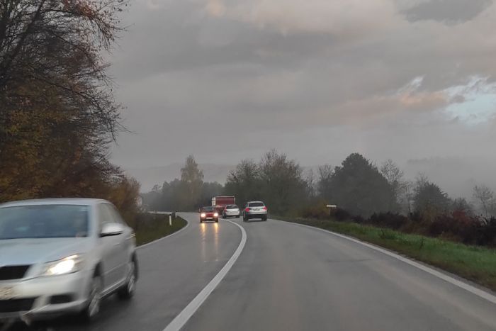 PUTEVI: Saobraćaj se odvija po mjestimično vlažnim kolovozima