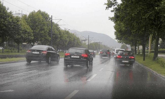 FOTO: Dobojski Info | PUTEVI: Kolovozi pretežno mokri i klizavi