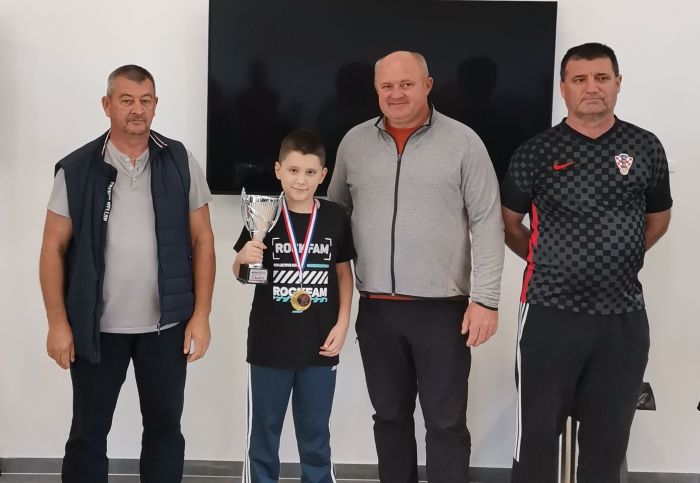 FOTO: Dobojski Info | DOBOJ: Đorđe Lukić zlatni na Međunarodnom šahovskom turniru „Brestovac 2022“