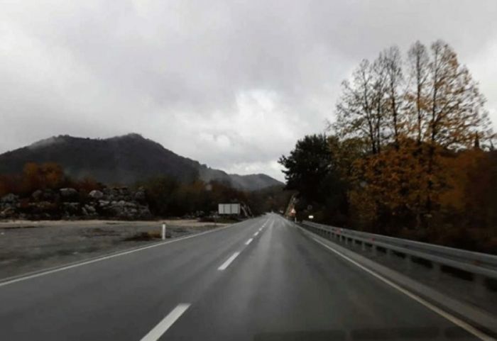 PUTEVI: Saobraćaj se odvija po suvim i mjestimično vlažnim kolovozima