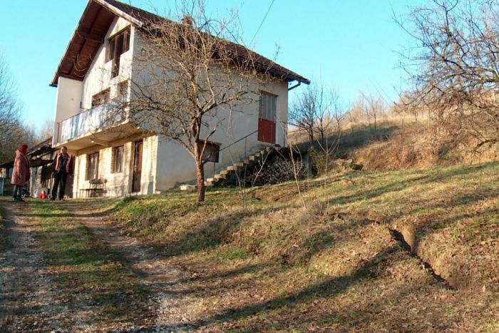 FOTO: Dobojski Info | DRAGAN STARČEVIĆ IZ DOBOJA: &quot;Klizište će mi odnijeti kuću, ne mogu sam&quot;