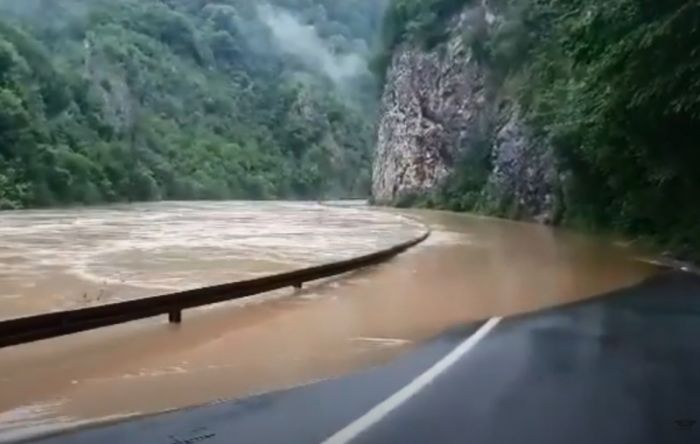 FOTO: Dobojski Info | PUTEVI: Izlila se voda na put Milići-Zeleni Jadar, usporen saobraćaj