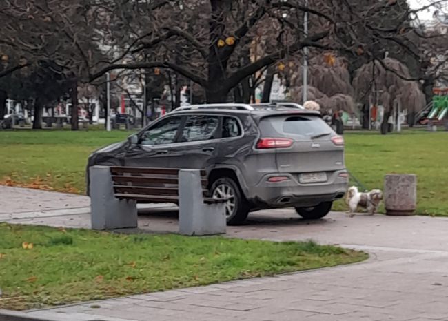 FOTO: Dobojski Info | OTVOREN PARKING U GRADSKOM PARKU: Samo džipovi se mogu parkirati.