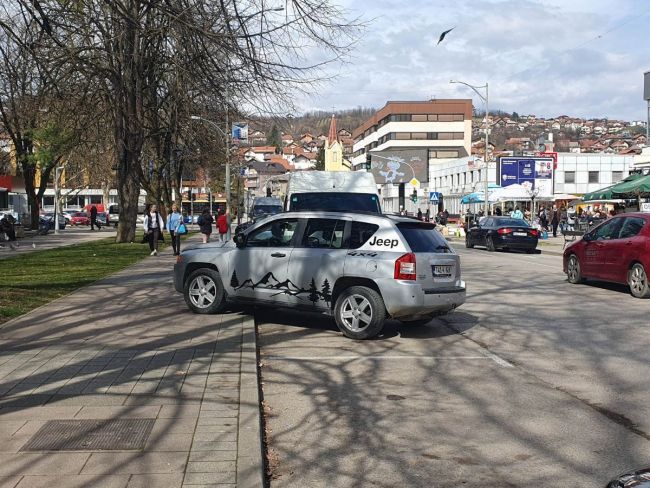 FOTO: Dobojski Info | PARKIRAJ AUTO GDJE TI JE VOLJA: Ima li smisla više upozoravati? (FOTO)