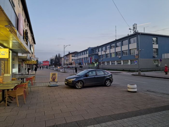 FOTO: Dobojski Info | PIJEM KAFU U GLAVNOJ ULICI: Pa moram se negdje parkirati. (FOTO)