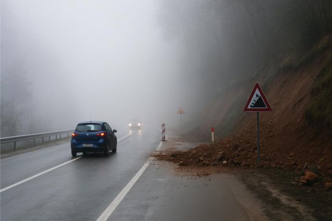 FOTO: Dobojski Info | PUTEVI: Magla, radovi i klizišta usporavaju saobraćaj