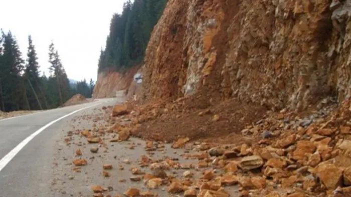 FOTO: Dobojski Info | PUTEVI: Kolovozi mokri, u usjecima povećana opasnost od odrona