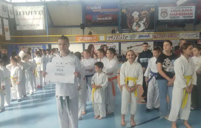 FOTO: Dobojski Info | Karate klub „Vila“ iz Doboja briljirao na Prvom kolu karate lige Republike Srpske