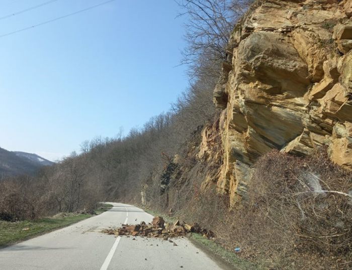 FOTO: Dobojski Info | PUTEVI: Magla smanjuje vidljivost, mogući odroni