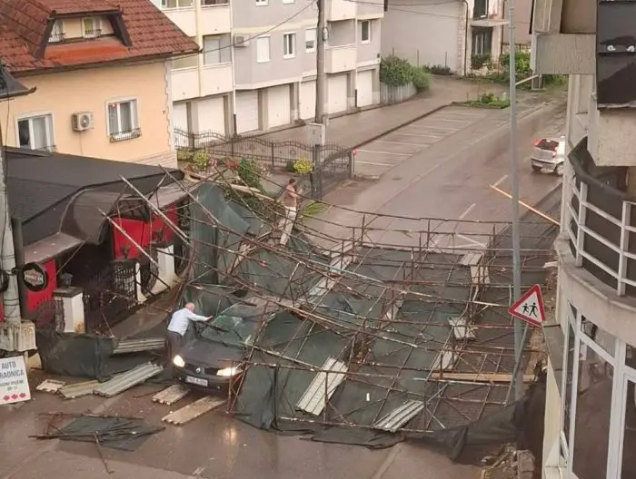 FOTO: Dobojski Info | DOBOJ: Pad građevinske skele – oštećeno vozilo i kuća, povrijeđenih nema
