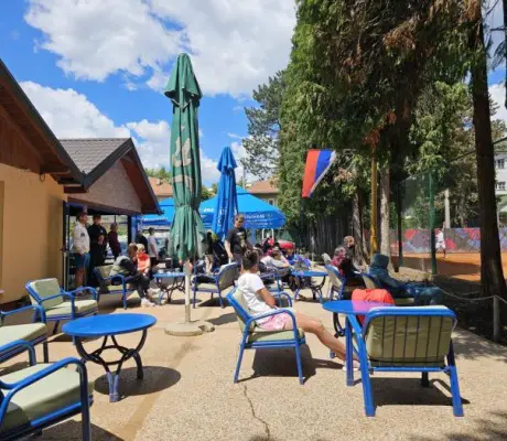 OGLAS ZA POSAO: Teniski klub „Doboj” zapošljava konobara za Kaffe bar „TENNIS”